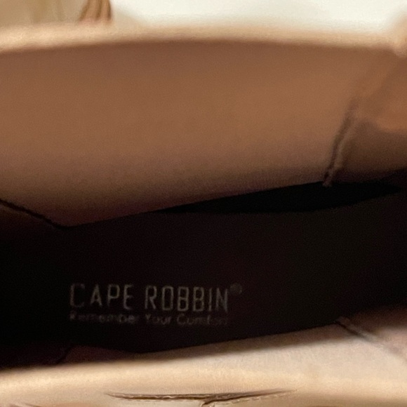 CAPE ROBBIN booties
square round toe
snow booties
platform
lug - Picture 13 of 14